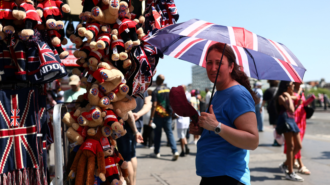 Weather warms up UK retail sales in May in boost for economy 