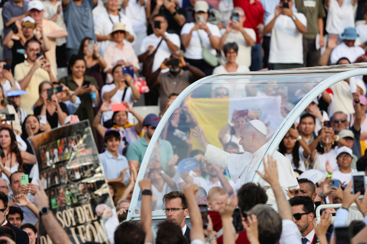 Pope Leo XIV greets the faithful as he arrives in the popemobile for a prayer vigil at the Lluis Companys Olympic Stadium during his apostolic journey in Barcelona, Spain, June 9, 2026. REUTERS/Bruna Casas