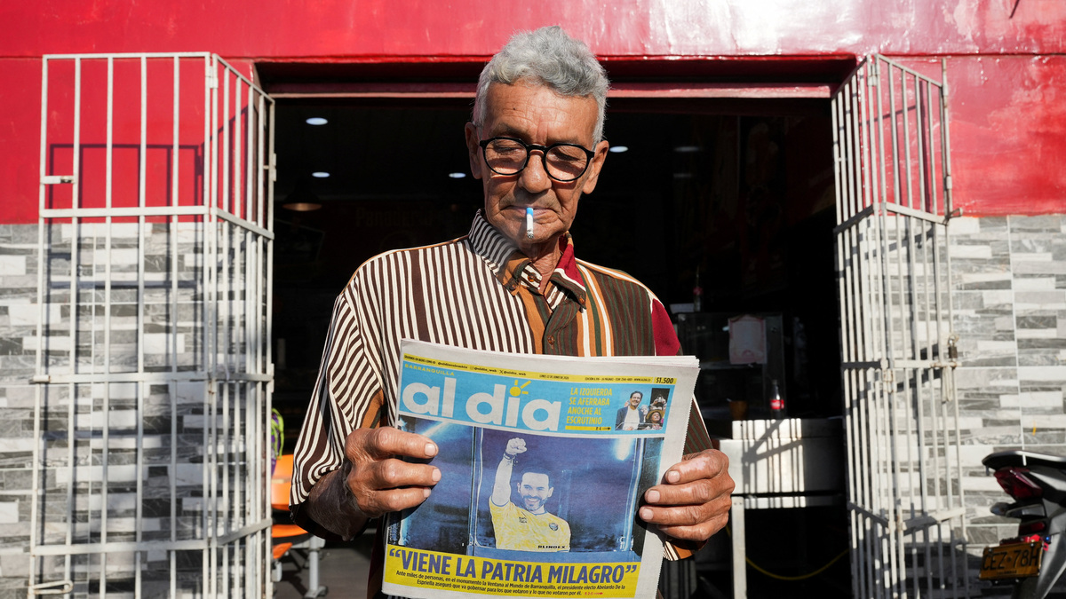 A man reads a newspaper announcing that right-wing candidate Abelardo De La Espriella won the presidential race according to an initial ballot count, following the runoff against leftist candidate Ivan Cepeda, in Barranquilla, Colombia June 22, 2026. REUTERS/Jair Coll