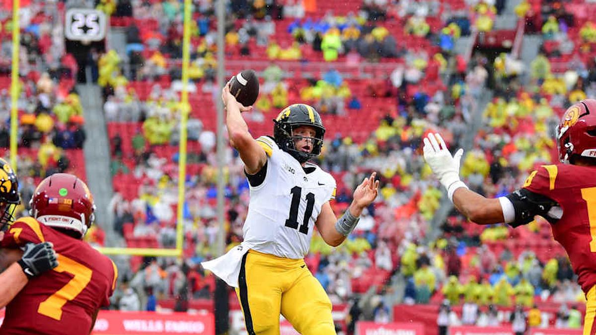  Nov 15, 2025; Los Angeles, California, USA; Iowa Hawkeyes quarterback Mark Gronowski (11) throws a touchdown pass against Southern California Trojans safety Kamari Ramsey (7) and linebacker Eric Gentry (18) during the first half at the Los Angeles Memorial Coliseum. | Gary A. Vasquez-Imagn Images 