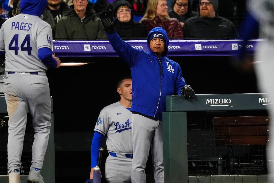  Los Angeles Dodgers manager Dave Roberts (30) reacts from the dugout © Ron Chenoy-Imagn Images