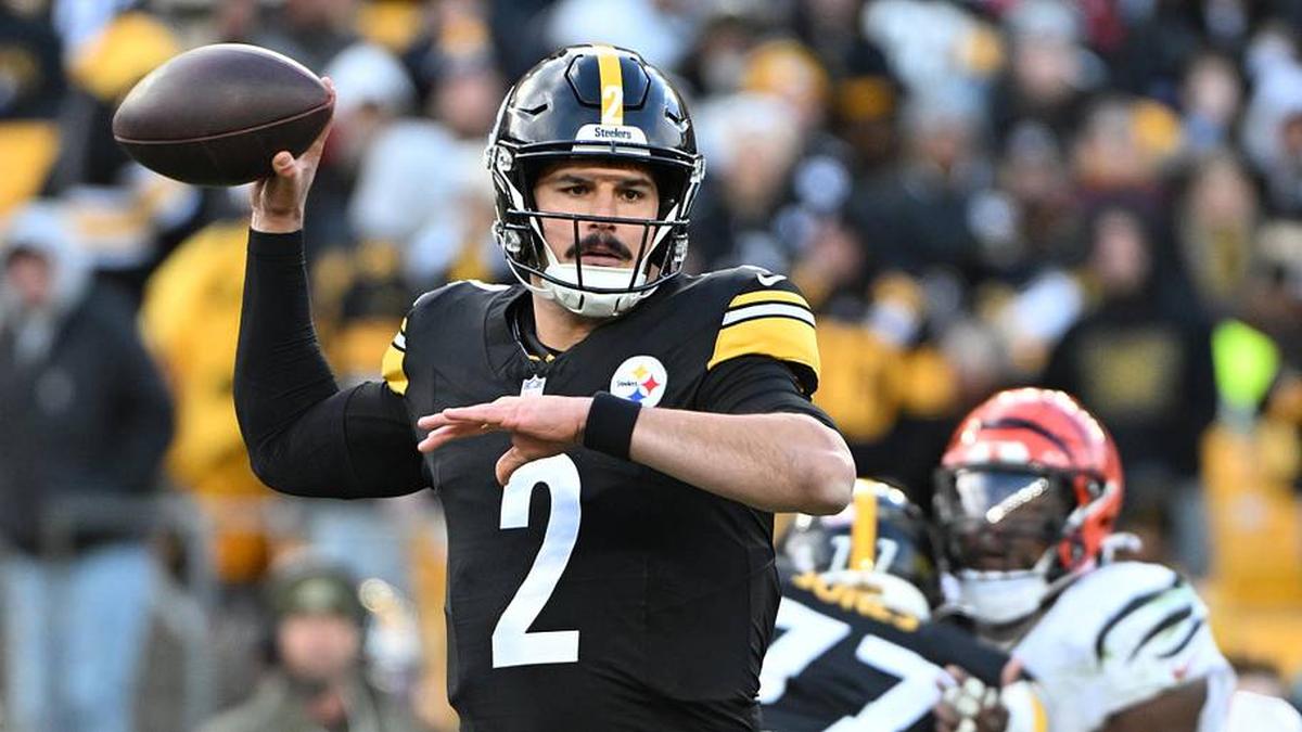  Nov 16, 2025; Pittsburgh, Pennsylvania, USA; Pittsburgh Steelers quarterback Mason Rudolph (2) passes the ball against the Cincinnati Bengals during the second half at Acrisure Stadium. Mandatory Credit: Barry Reeger-Imagn Images | Barry Reeger-Imagn Images 
