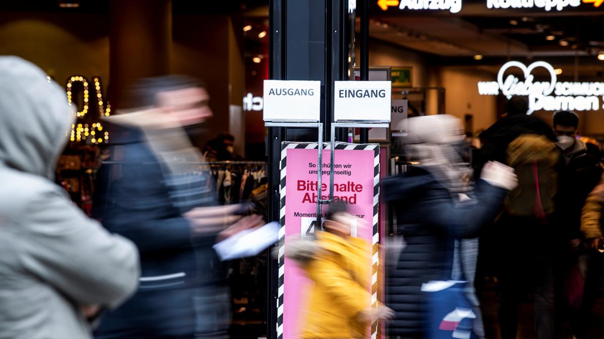People walk past a store in the pedestrian zone in Munich, Germany, December 6, 2021. REUTERS/Lukas Barth/ File Photo