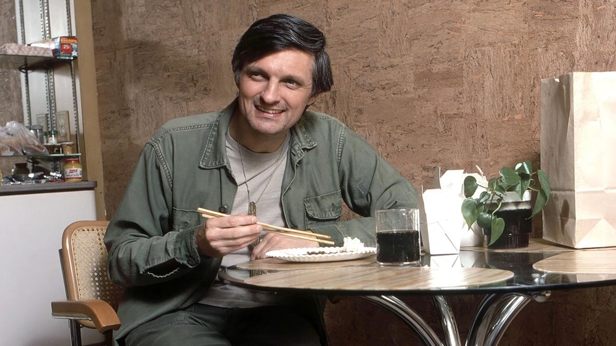 MASH, (a.k.a. M*A*S*H*), Alan Alda, ph: 1976, (1972–1983)Gene Trindl/TV Guide/TM & Copyright © 20th Century Fox Television. All Rights reserved. /Courtesy Everett Collection
