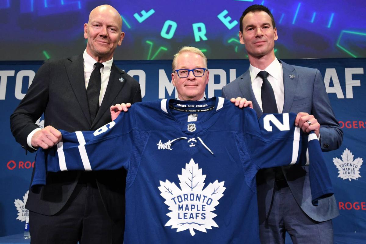  Maple Leaf Sports and Entertainment CEO Keith Pelley holds a team jersey between new Toronto Maple Leafs general manager John Chayka (right) and senior executive advisor Mats Sundin during an introductory news conference. Dan Hamilton-Imagn Images