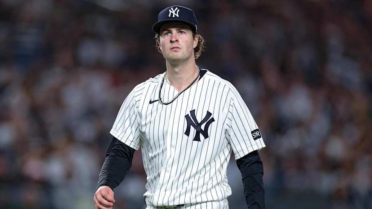  New York Yankees pitcher Cam Schlittler (31) walks off the field after being relieved during the seventh inning against the Kansas City Royals at Yankee Stadium. | Vincent Carchietta-Imagn Images 