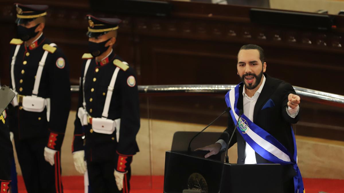 El presidente de El Salvador, Nayib Bukele, ofrece su discurso anual a la nación ante el Congreso, en San Salvador, El Salvador, el martes 1 de junio de 2021. (AP Foto/Salvador Melendez)
