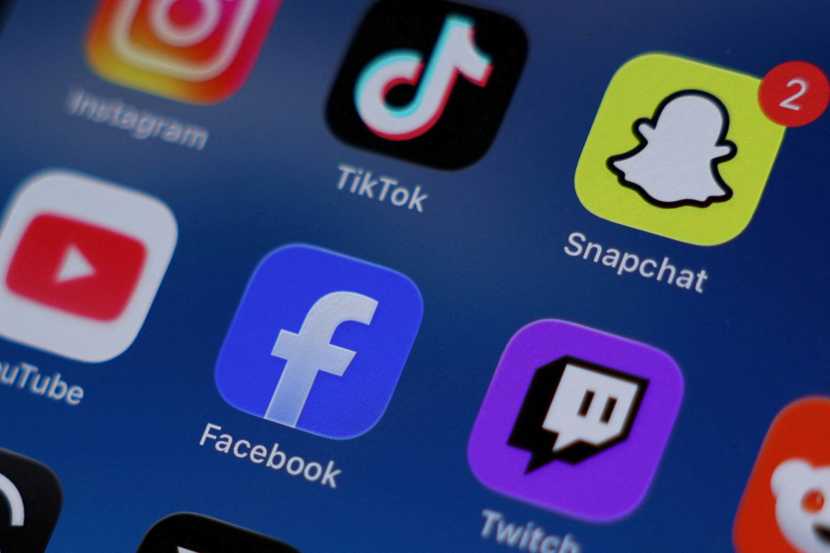 FILE PHOTO: Instagram, TikTok, Snapchat, YouTube, Facebook, Twitch and Reddit applications are displayed on a mobile phone in this picture illustration taken on December 9, 2025. REUTERS/Hollie Adams/Illustration/File Photo