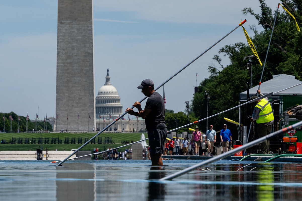 U.S. National Park Service workers clean algae from the Lincoln Memorial Reflecting Pool, after recent renovations following a directive from U.S. President Donald Trump to paint it blue ahead of the 250th anniversary of U.S. Independence, in Washington, D.C., U.S., June 16, 2026. REUTERS/Eric Lee
