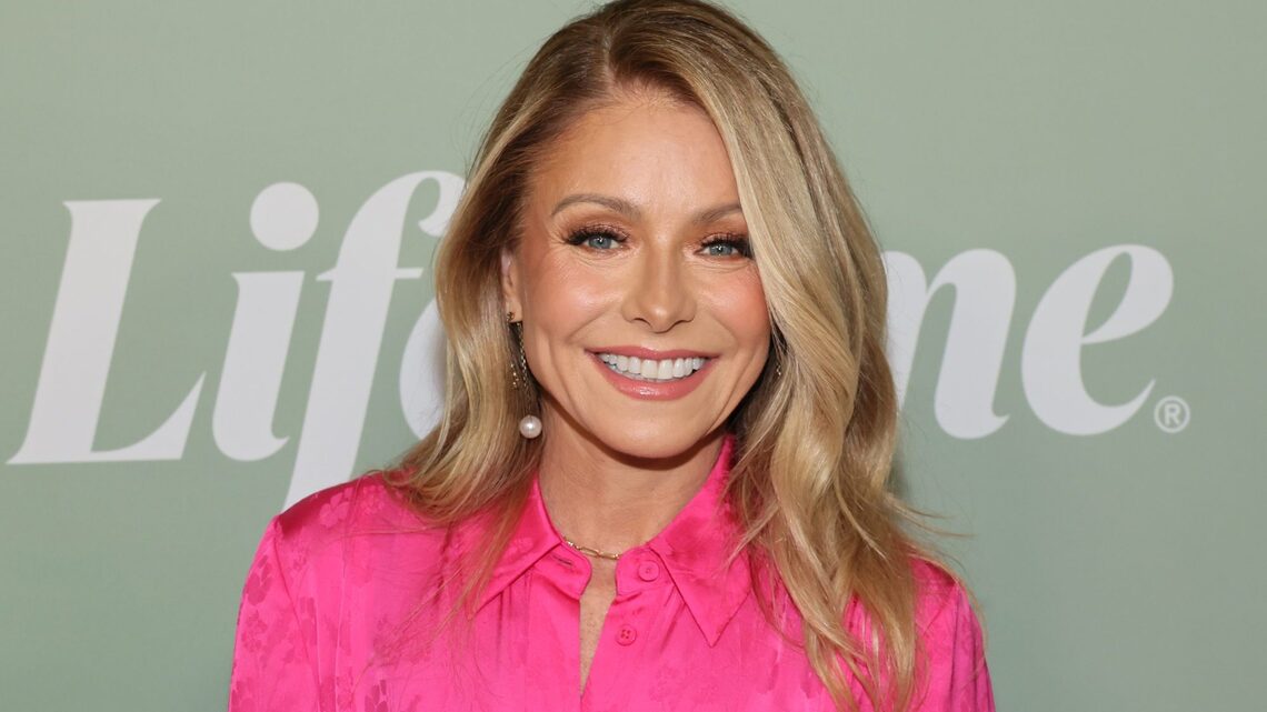 Kelly Ripa Ditched Crunches and Rethought Reading in Bed to Avoid Neck Lines: Do Her Habits Really Work?