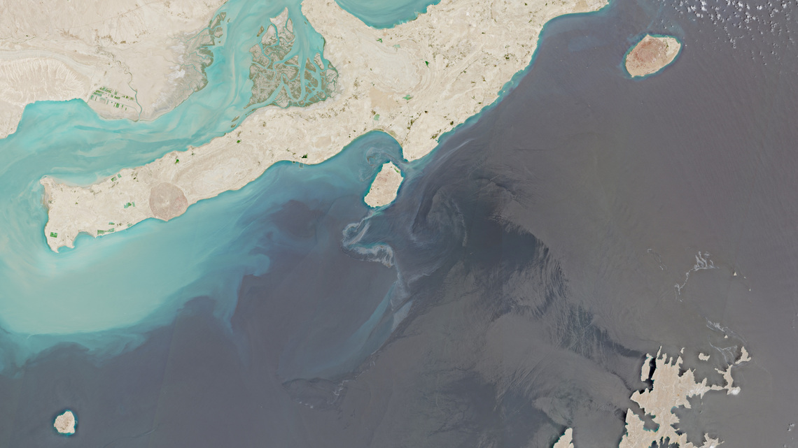Two slicks appear in Gulf as huge oil spill off Oman threatens disaster 