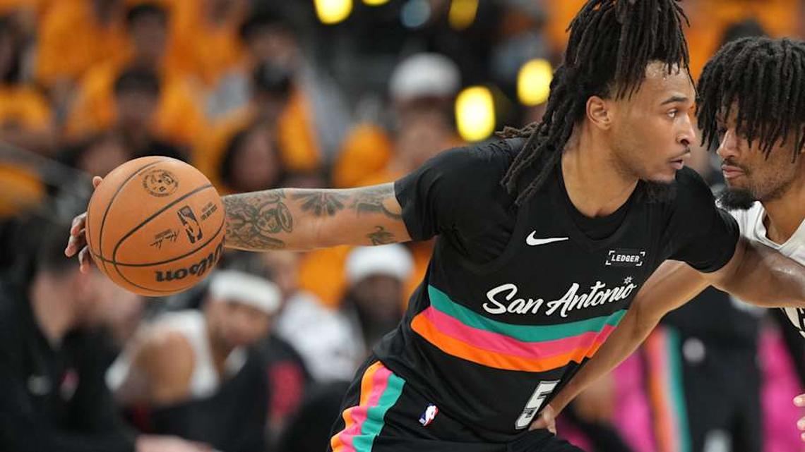  San Antonio Spurs guard Stephon Castle (5) looks to pass the ball while defended by Portland Trail Blazers guard Shaedon Sharpe (17) during game one of the first round of the 2026 NBA Playoffs at Frost Bank Center | Scott Wachter-Imagn Images 