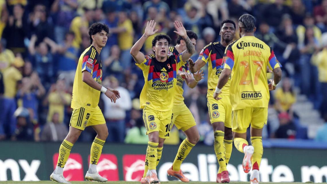 Alejandro Zendejas (c) del América celebra un gol en el estadio Ciudad de los Deportes de Ciudad de México (México). Imagen de archivo. EFE/Isaac Esquivel