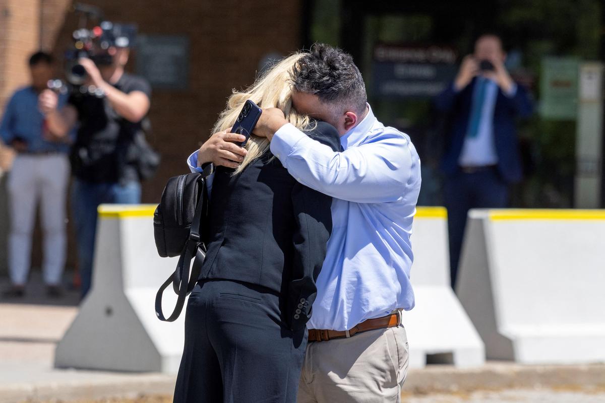 Leonardo Bedoya hugs his wife Maria Lopez as they hug remembering their daughter Jeshennia Bedoya, a victim of Kenneth Law, outside the Superior Court of Justice in Newmarket, Ontario, Canada, on a day when Law pleaded guilty to 14 counts of aiding suicide in Newmarket, Ontario, Canada May 29,  2026. REUTERS/Carlos Osorio.