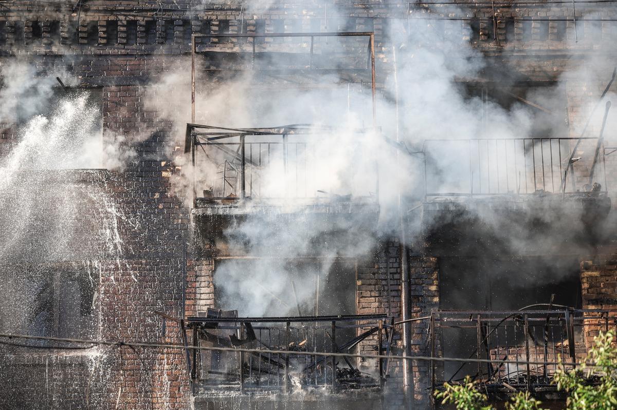 Smoke rises from an apartment building, damaged during a Russian missile and drone strike, amid Russia's attack on Ukraine, in Kyiv, Ukraine May 24, 2026. REUTERS/Alina Smutko