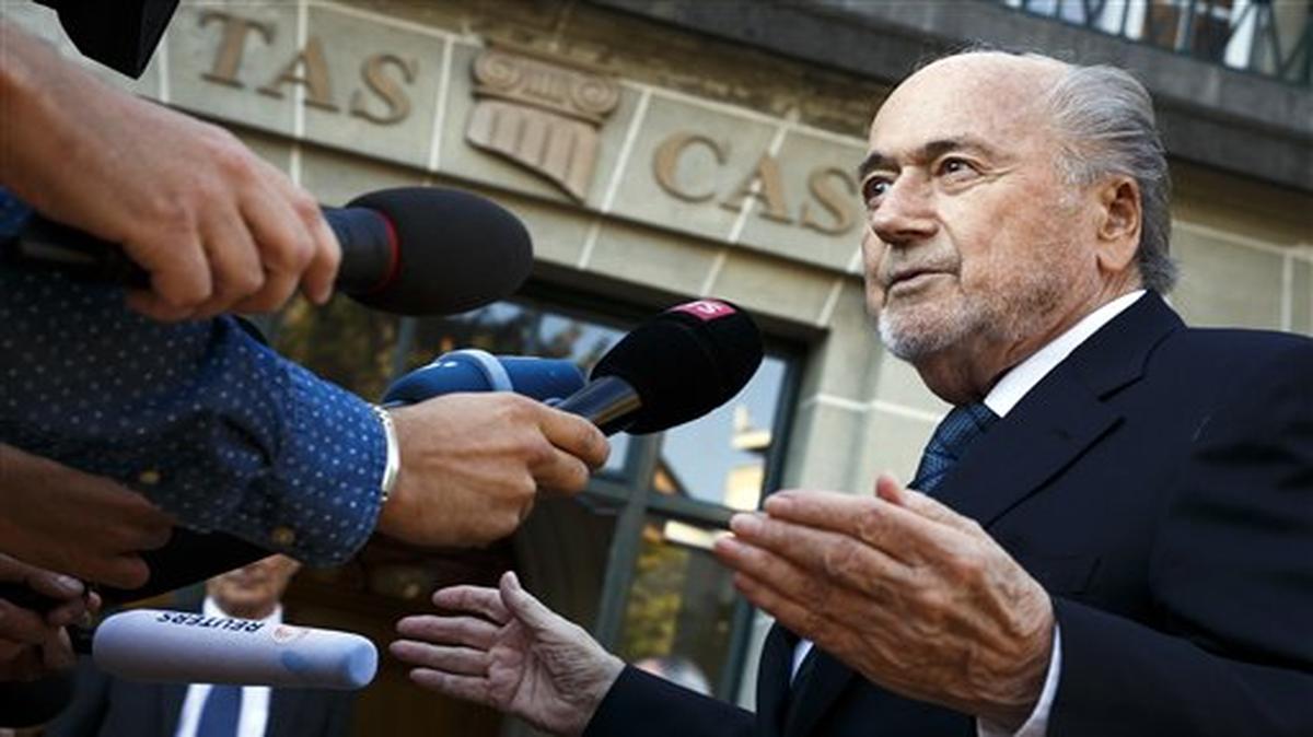 En esta foto de archivo del 25 de agosto de 2016, el expresidente de la FIFA Joseph Blatter habla con periodistas en el Tribunal de Arbitraje Deportivo en Lausana, Suiza.
