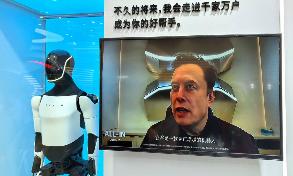  Tesla CEO Elon Musk sees a robotic future. 