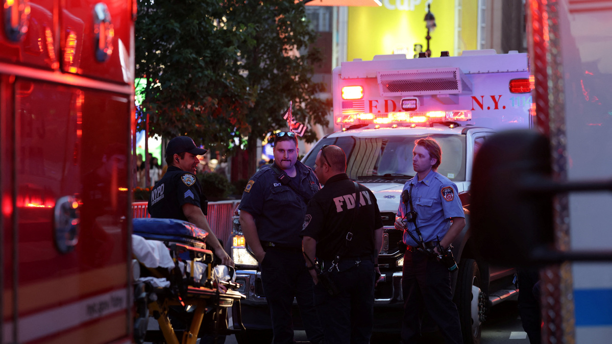 New York Police officers and firefighters gather after reports of a stabbing incident at Penn Station in New York City, U.S. June 7, 2026.  REUTERS/Jeenah Moon