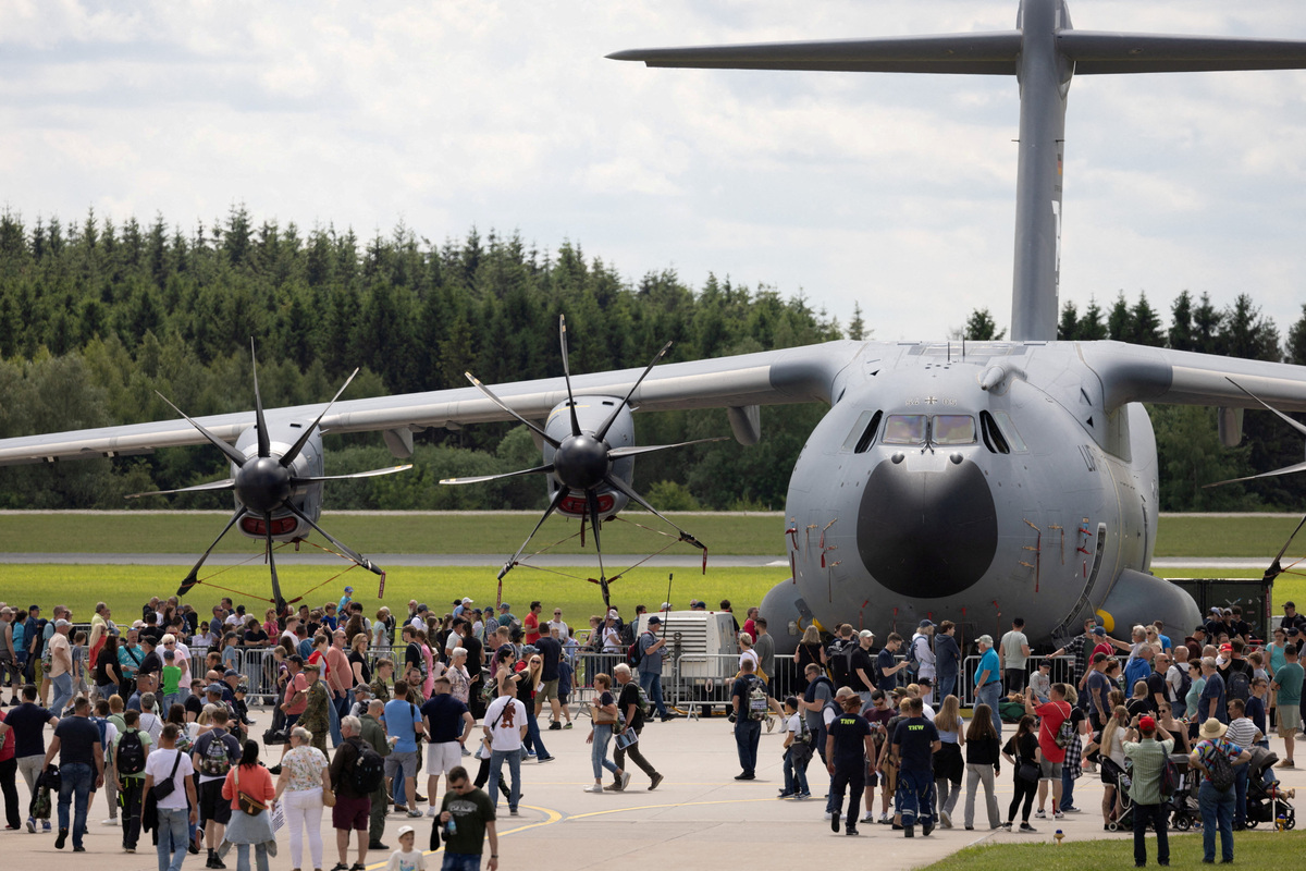 Visitors walk in front of a Airbus A400M during the "Tag der Bundeswehr", where the German armed forces Bundeswehr open their doors to the public, in Laage, northeastern Germany, June 6, 2026. REUTERS/Axel Schmidt