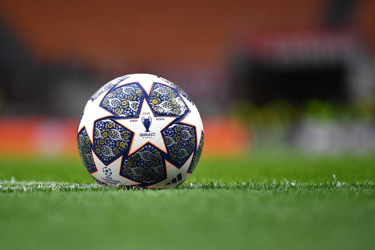 MILAN, ITALY - APRIL 12: A general view of a match ball ahead to the UEFA Champions League quarterfinal first leg match between AC Milan and SSC Napoli at Giuseppe Meazza Stadium on April 12, 2023 in Milan, Italy. (Photo by Valerio Pennicino - UEFA/UEFA via Getty Images) 