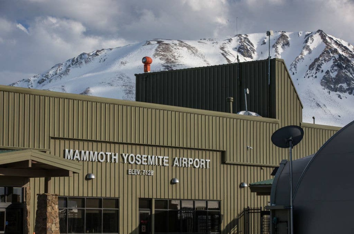  Mammoth Yosemite Airport.