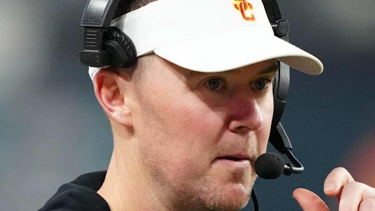  Dec 27, 2024; Las Vegas, NV, USA; Southern California Trojans head coach Lincoln Riley reacts against the Texas A&M Aggies in the second half at Allegiant Stadium. Mandatory Credit: Kirby Lee-Imagn Images | Kirby Lee-Imagn Images 
