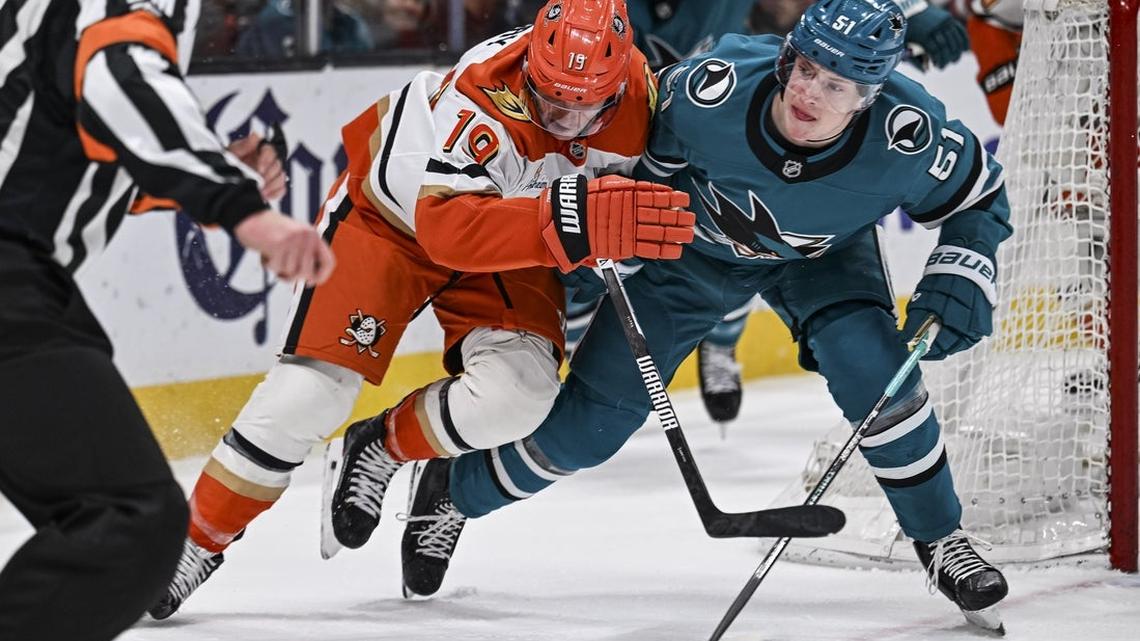 Sharks stun Ducks with 2 goals late in third period 