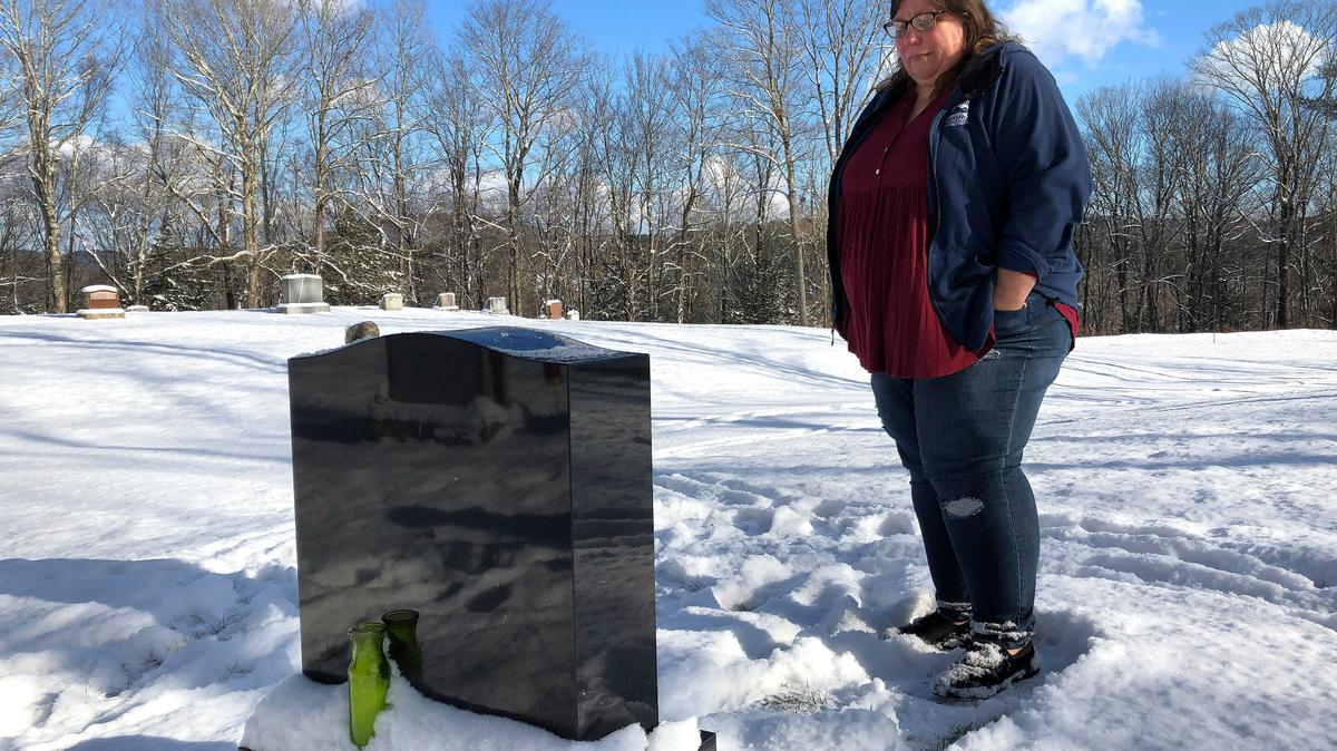 Deb Walker en la tumba de su hija Brooke Goodwin, quien murió de una sobredosis de drogas. Foto tomada el 9 de diciembre del 2021, en Chester, Vermont. (AP Foto/Lisa Rathke)