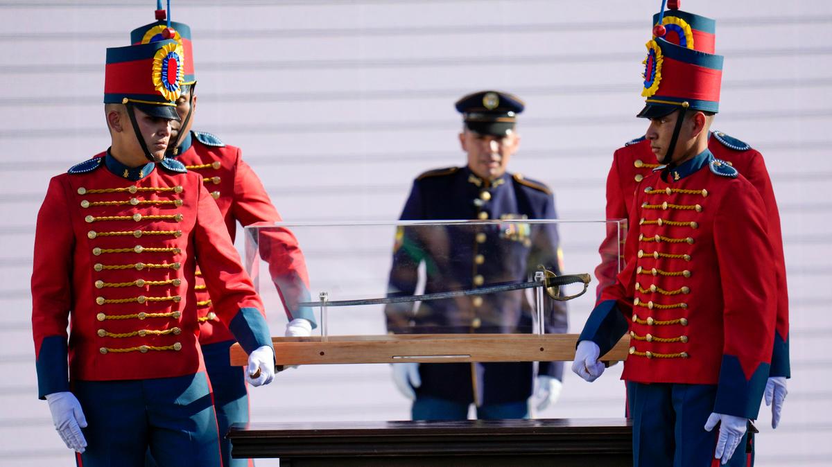 Miembros de la guardia presidencial llevan la espada del héroe independentista Simón Bolivar durante la ceremonia de juramentación del presidente Gustavo Petro, el domingo 7 de agosto de 2022, en Bogotá. (AP Foto/Fernando Vergara)