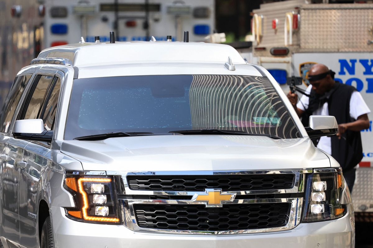Una camioneta Chevrolet Suburban, en la que se cree que viaja Taylor Swift, llega al Madison Square Garden ante la anunciada boda entre la cantante Taylor Swift y el jugador de la Liga Nacional de Fútbol Americano (NFL) Travis Kelce, en Nueva York (EE. UU.), el 2 de julio de 2026. REUTERS/Brendan McDermid