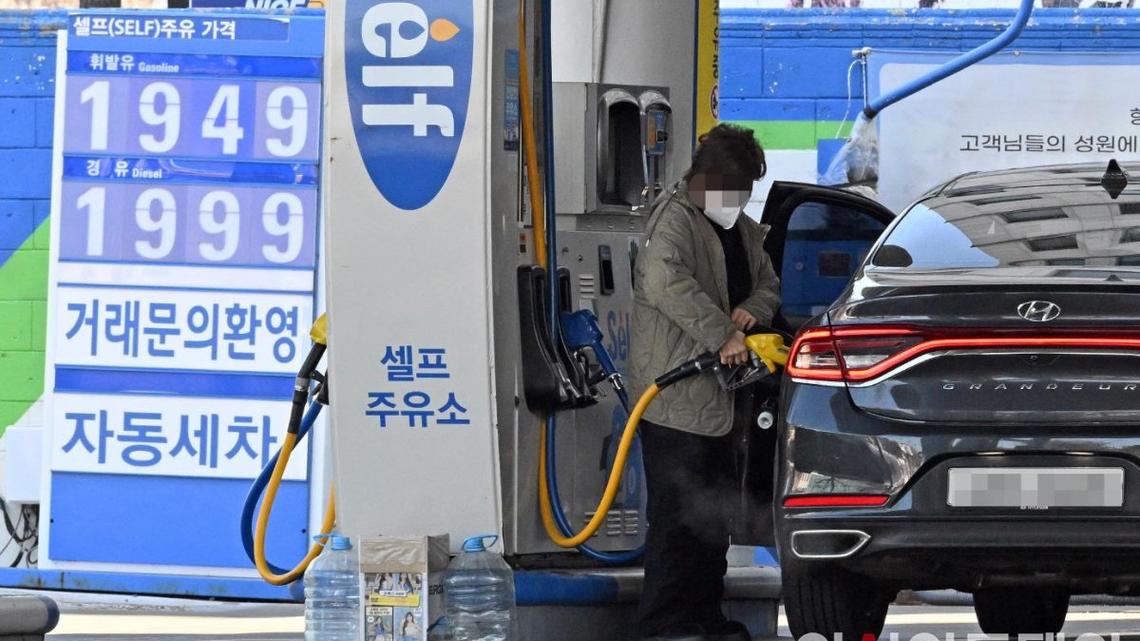 Gasoline prices near 2,000 won as tax cut debate grows 