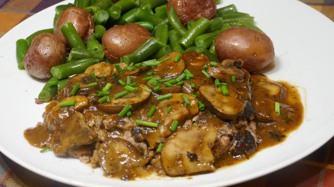 Quick Fix: Salisbury Steak with Potatoes and Green Beans 