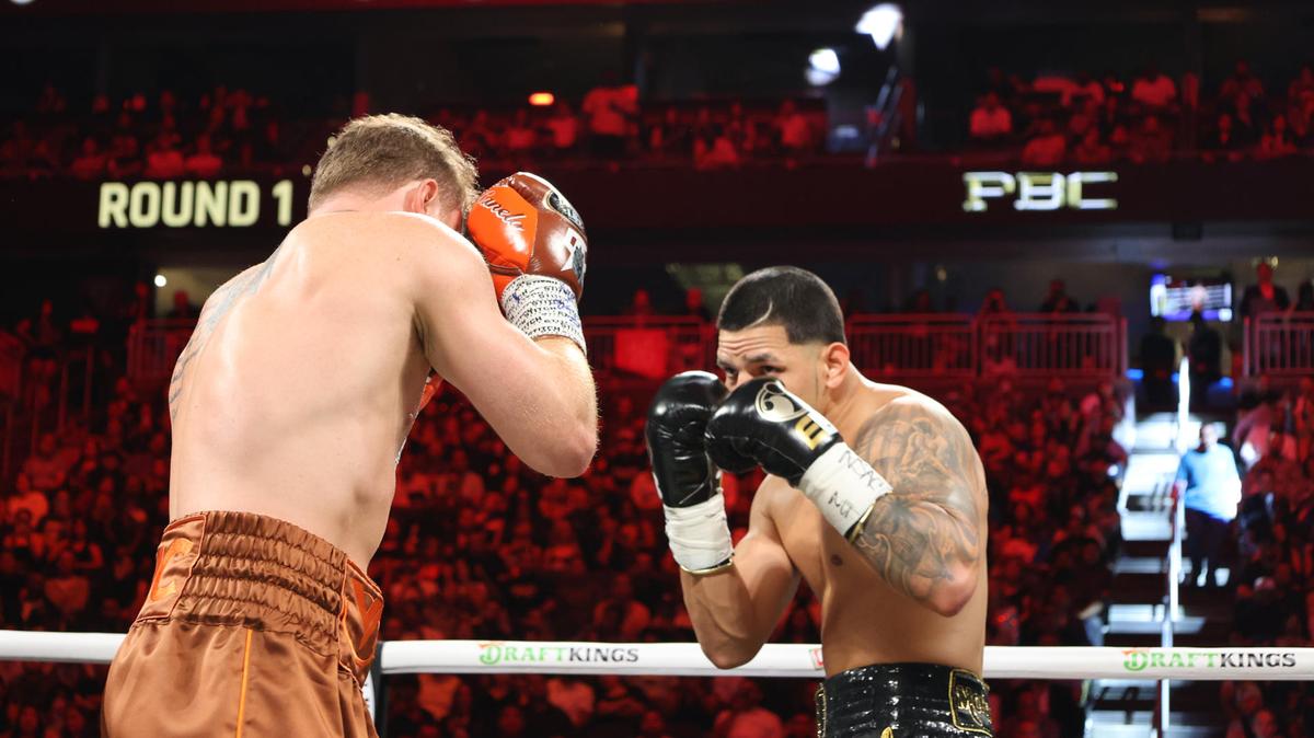 El mexicano Saúl 'Canelo' Álvarez (i) venció por votación unánime al puertorriqueño Edgar Berlanga en el T-Mobile Arena en Las Vegas (Estados Unidos). EFE/ Octavio Guzmán