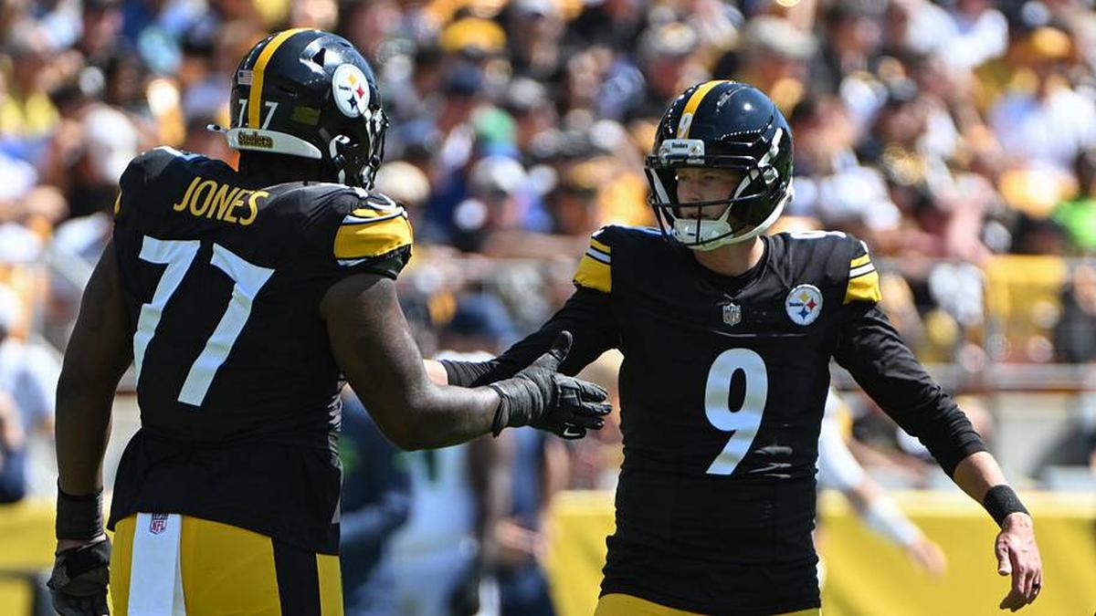  Sep 14, 2025; Pittsburgh, Pennsylvania, USA; Pittsburgh Steelers place kicker Chris Boswell (9) celebrates a filed goal with offensive tackle Broderick Jones (77) against the Seattle Seahawks during the first quarter at Acrisure Stadium. Mandatory Credit: Barry Reeger-Imagn Images | Barry Reeger-Imagn Images 