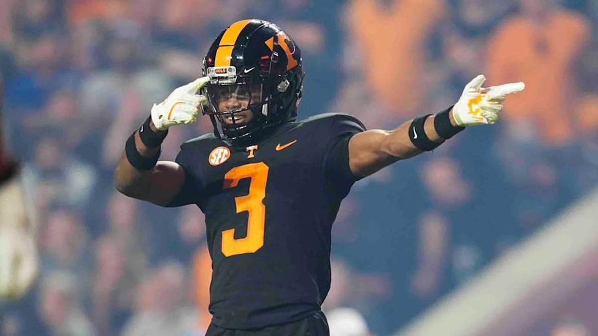  Tennessee defensive back Jermod McCoy (3) points down the field during a game between Tennessee and Kentucky at Neyland Stadium in Knoxville, Tenn., Saturday, Nov. 2, 2024. | Caitie McMekin/News Sentinel / USA TODAY NETWORK via Imagn Images 