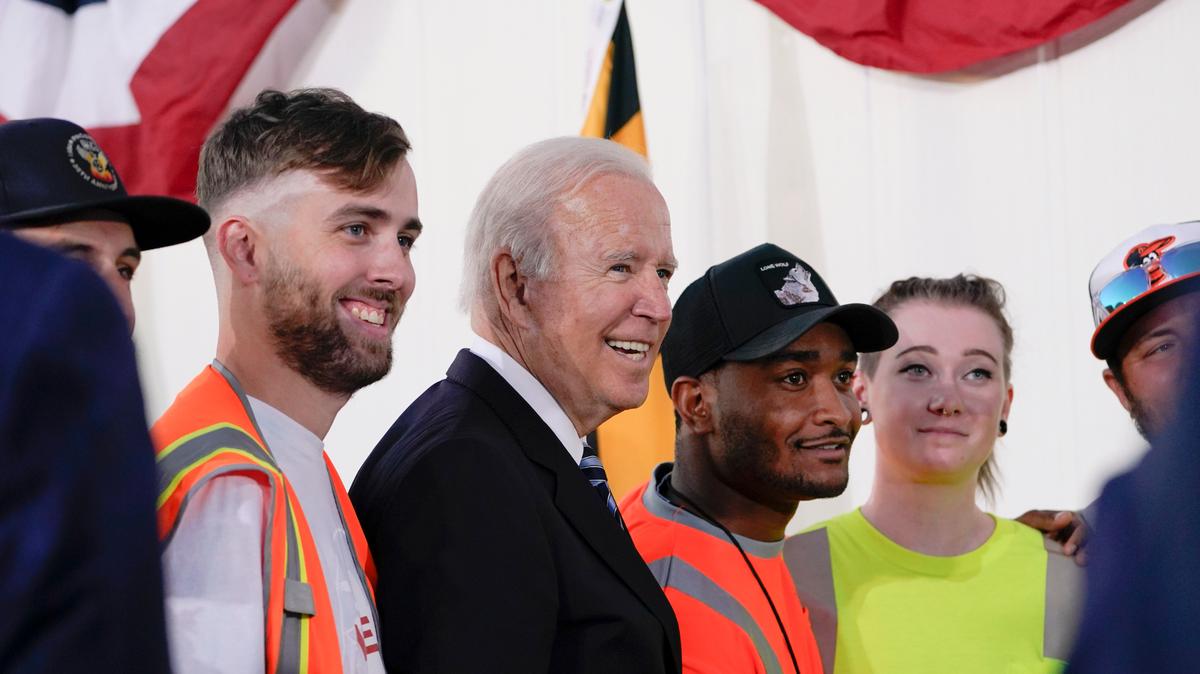El presidente Joe Biden posa con varias trabajadores despues de visitar el Puerto de Baltimore, en Maryland, el miércoles. (AP foto/Susan Walsh)