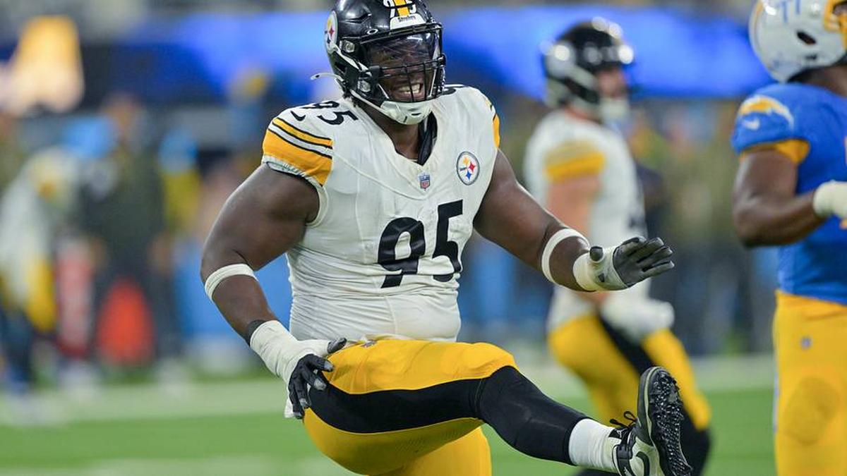  Nov 9, 2025; Inglewood, California, USA; Pittsburgh Steelers defensive tackle Keeanu Benton (95) celebrates after a sack against the Pittsburgh Steelers during the second quarter of the game at SoFi Stadium. Mandatory Credit: Jayne Kamin-Oncea-Imagn Images | Jayne Kamin-Oncea-Imagn Images 