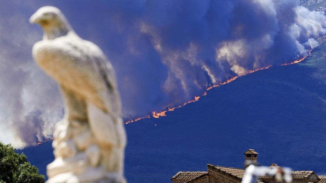 Southern Europe wildfires kill 3 firefighters, force thousands to flee 