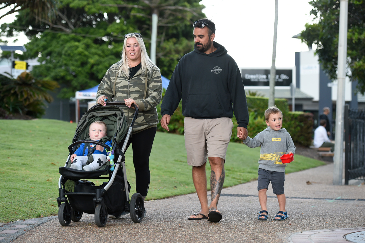  Daniel and Paris Hokin on December 13, 2021, in Coolangatta, Australia. (Photo by Matt Roberts/Getty Images) 