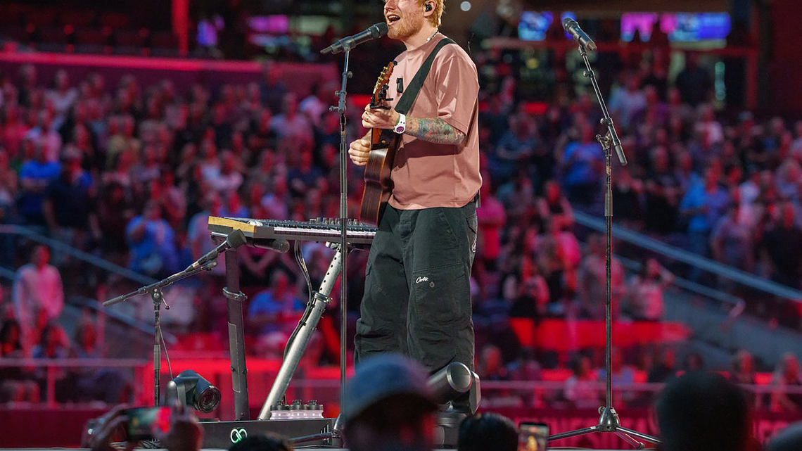 Review: Ed Sheeran confronts the monotony of playing alone in Minneapolis 