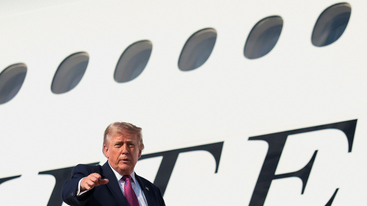 U.S. President Donald Trump boards Air Force One, en route to South Dakota, at Joint Base Andrews, Maryland, U.S., July 3, 2026. REUTERS/Kylie Cooper