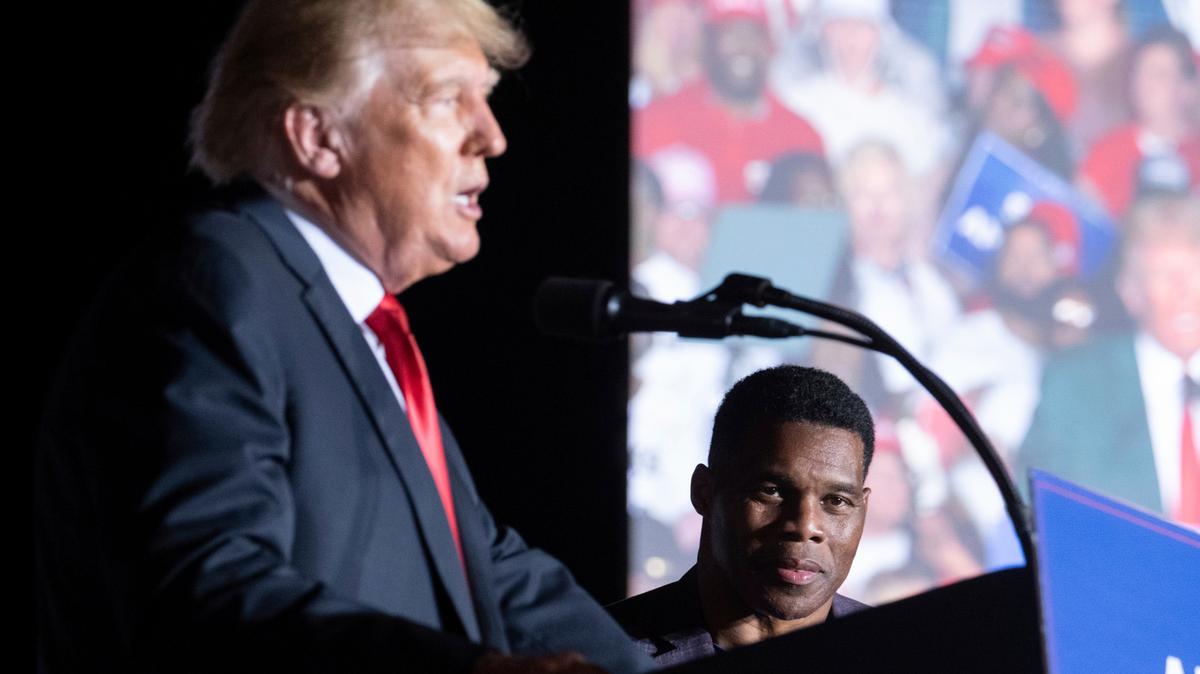 El exresidente Donald Trump acompañado por el candidato al Senado por Georgia Herschel Walker habla en un acto político en Perry, Georgia, 25 de setiembre de 2021. (AP Foto/Ben Gray)