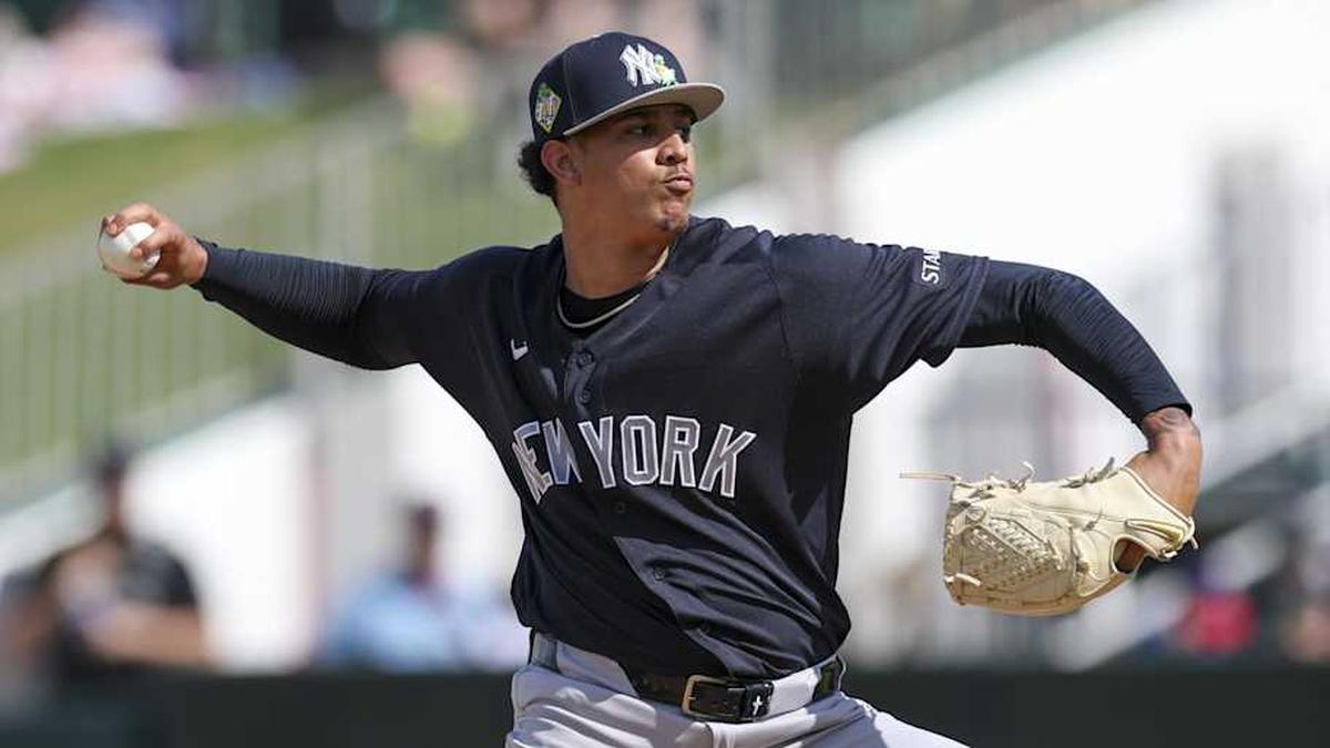  New York Yankees pitcher Carlos Lagrange (84) throws a pitch against the Minnesota Twins in the fourth inning during spring training at Lee Health Sports Complex/Hammond Stadium. | Nathan Ray Seebeck-Imagn Images 