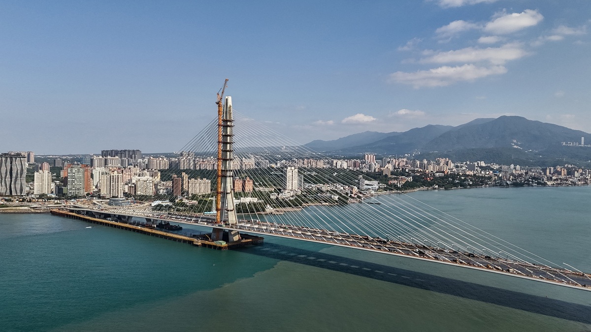  The Danjiang Bridge under construction over the Tamsui River in January 2026. 