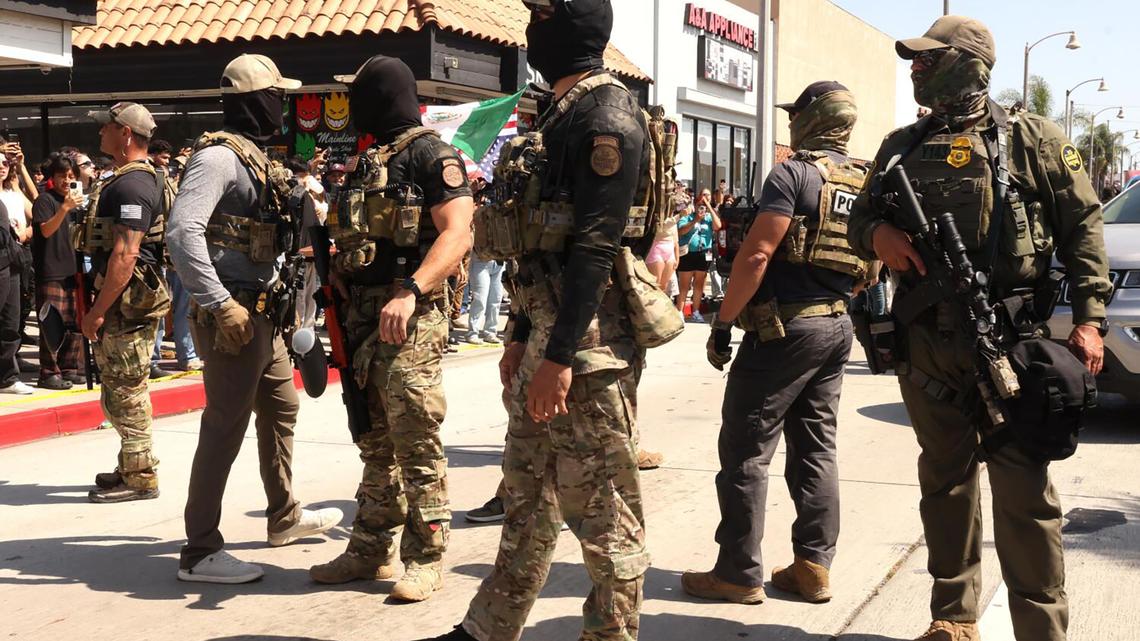 Residents surround ICE and Border Patrol agents, who plan their escape after an immigrant raid on Atlantic Boulevard in Bell, California, on June 20, 2025. (Genaro Molina/Los Angeles Times/TNS)