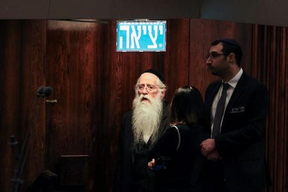 Israeli politicians react following a vote to dissolve the Knesset before the end of its term, in the Knesset, Israel's parliament in Jerusalem, May 20, 2026. REUTERS/Ronen Zvulun