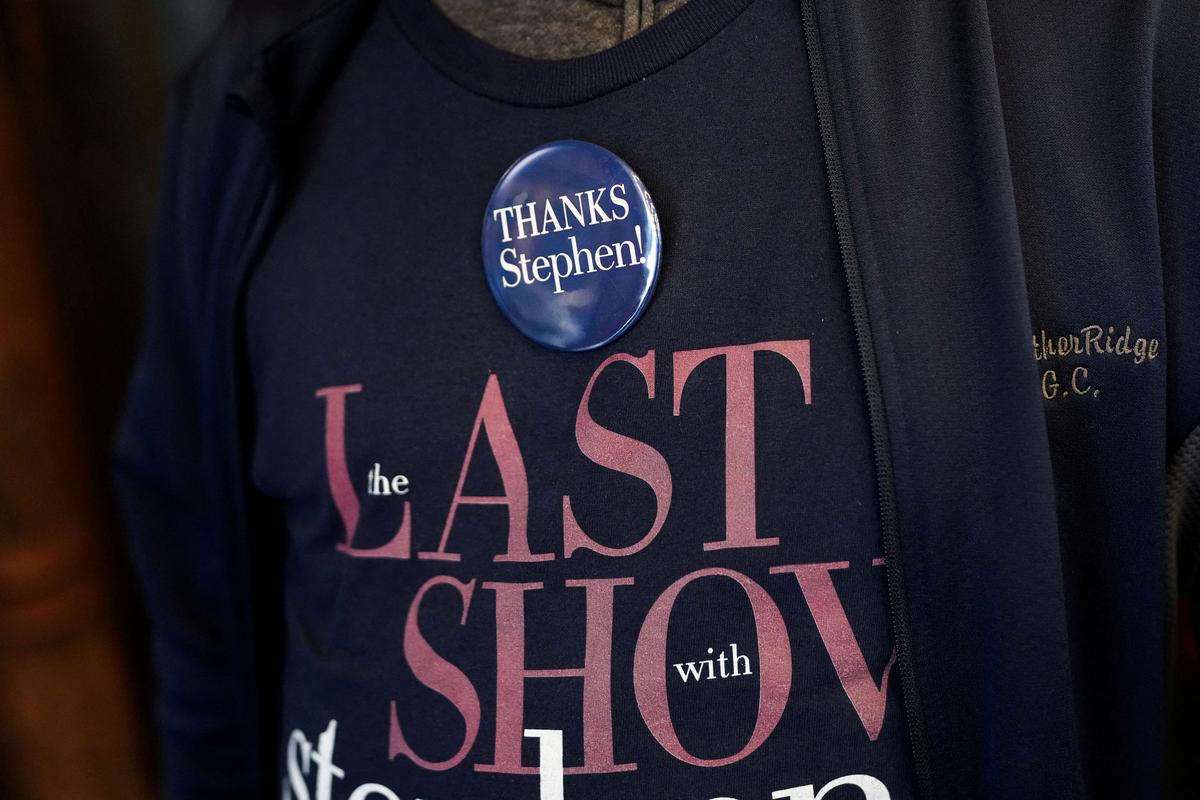 FILE PHOTO: Joe Amidei, 63, wears a ‘THANKS Stephen!’ badge outside of the Ed Sullivan Theater before the taping of the final episode of the "The Late Show" with Stephen Colbert, in New York City, U.S., May 21, 2026. REUTERS/Adam Gray/File Photo