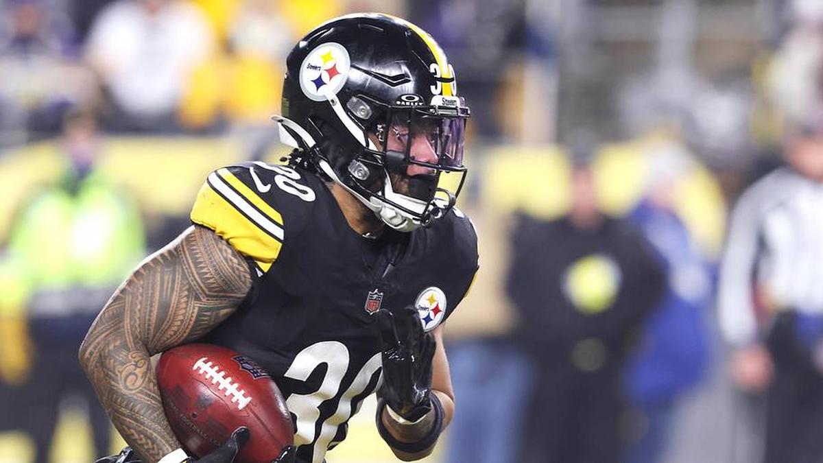  Jan 4, 2026; Pittsburgh, Pennsylvania, USA; Pittsburgh Steelers running back Jaylen Warren (30) rushes the ball against the Baltimore Ravens during the first half at Acrisure Stadium. Mandatory Credit: Charles LeClaire-Imagn Images | Charles LeClaire-Imagn Images 