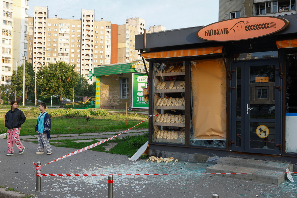 Teenagers walk next to a bakery shop damaged during Russian missile strikes, amid Russia's attack on Ukraine, in Kyiv, Ukraine July 11, 2026. REUTERS/Valentyn Ogirenko