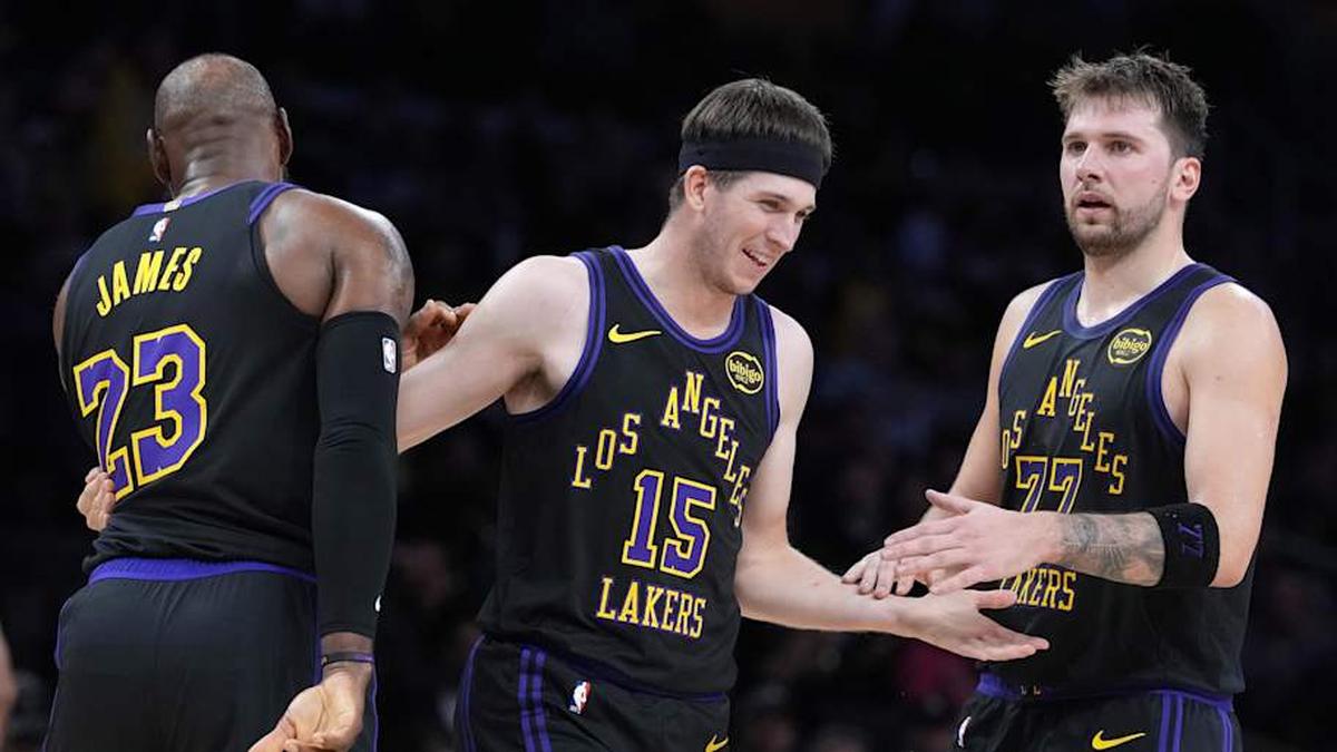  James was holding things down in Reaves and Luka Dončić's absence. | Kirby Lee-Imagn Images 